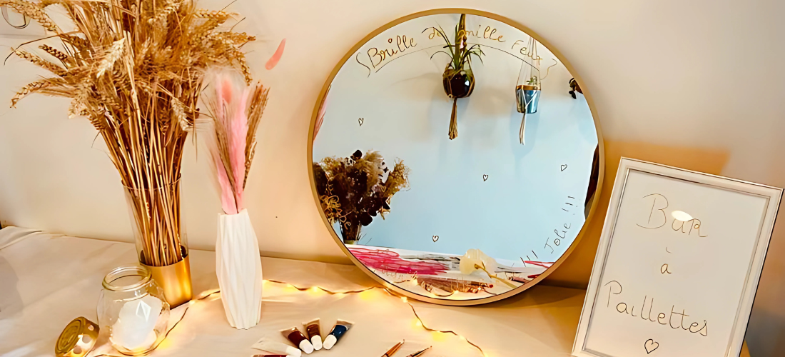 Installation d’un bar à paillettes avec miroir, fleurs séchées et maquillage scintillant lors d’un événement professionnel