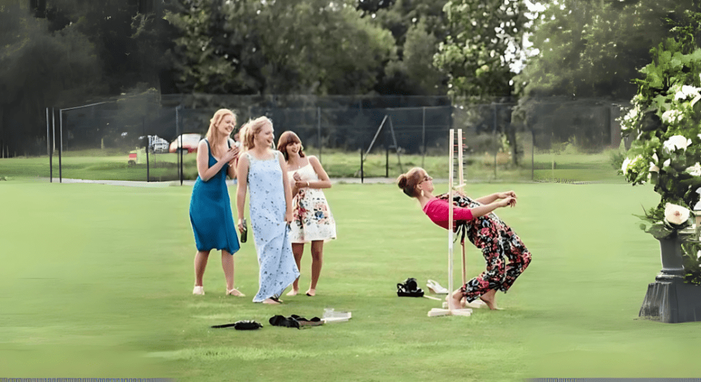 Animation de jeux en bois XXL lors d’un événement corporate en extérieur avec des participantes en pleine partie de limbo